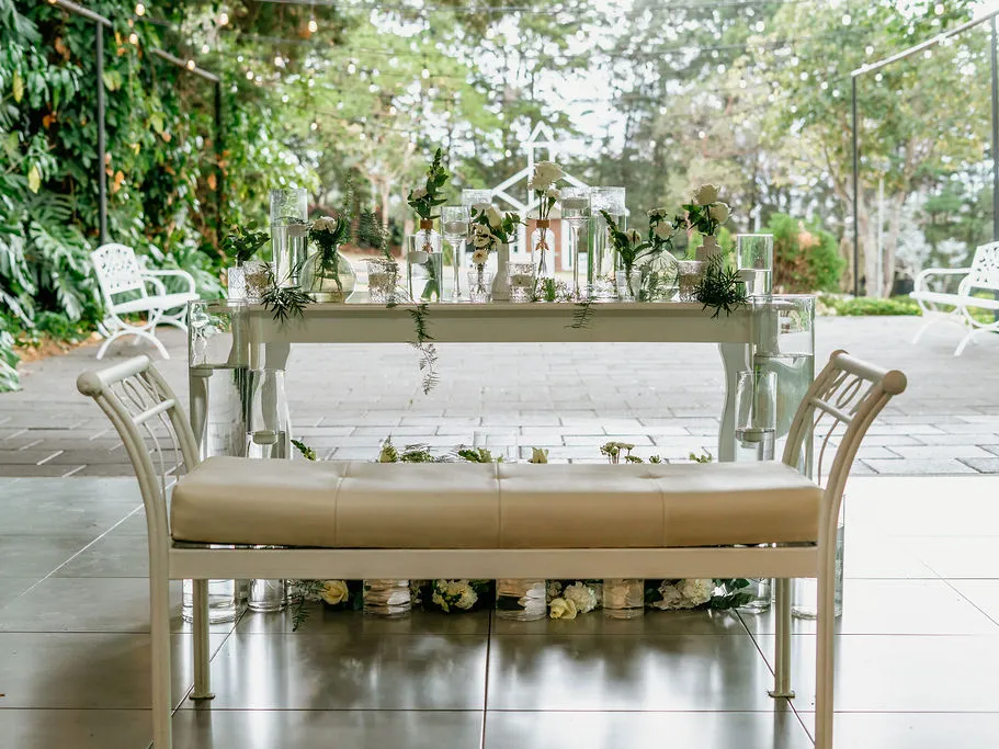 Montaje de sala lounge al aire libre entre las plantas de los jardines de Laureal